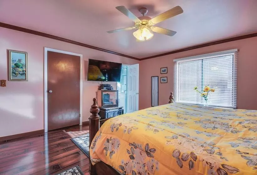 Artfully Decorated Cottonwood Home: Pets Welcome!