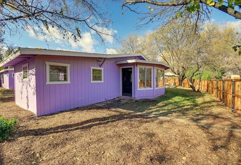 Artfully Decorated Cottonwood Home: Pets Welcome!