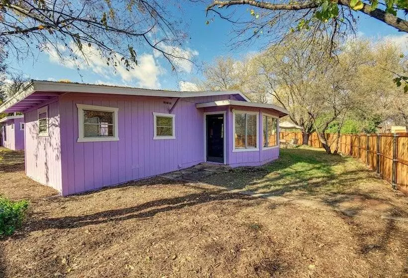 Artfully Decorated Cottonwood Home: Pets Welcome!