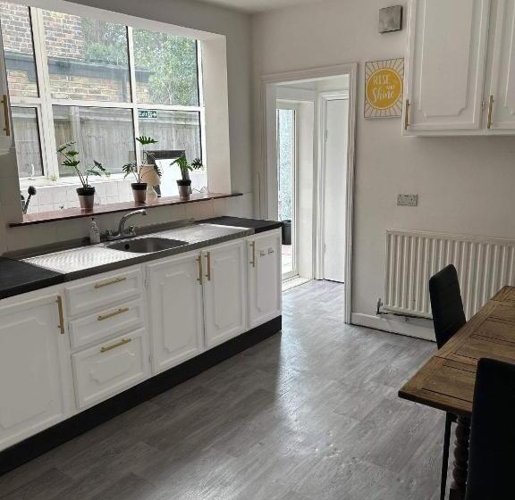 Balham, South London Spacious Guest House 2