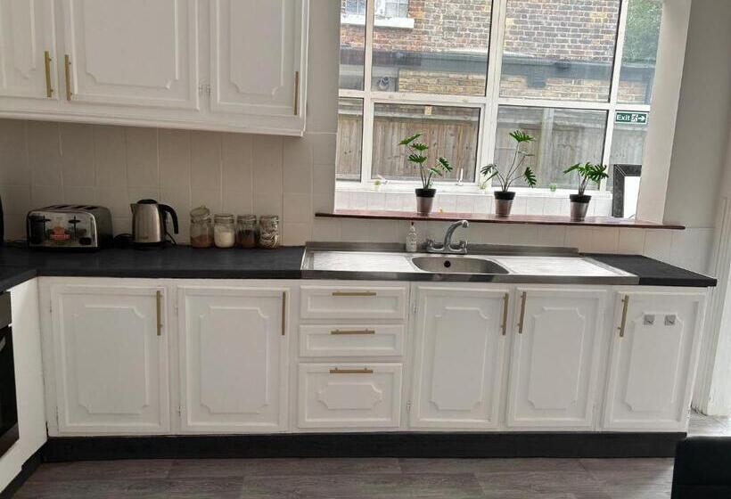 Balham, South London Spacious Guest House 2