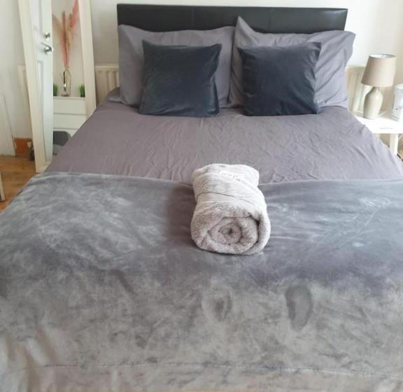 Balham, South London Spacious Guest House 2