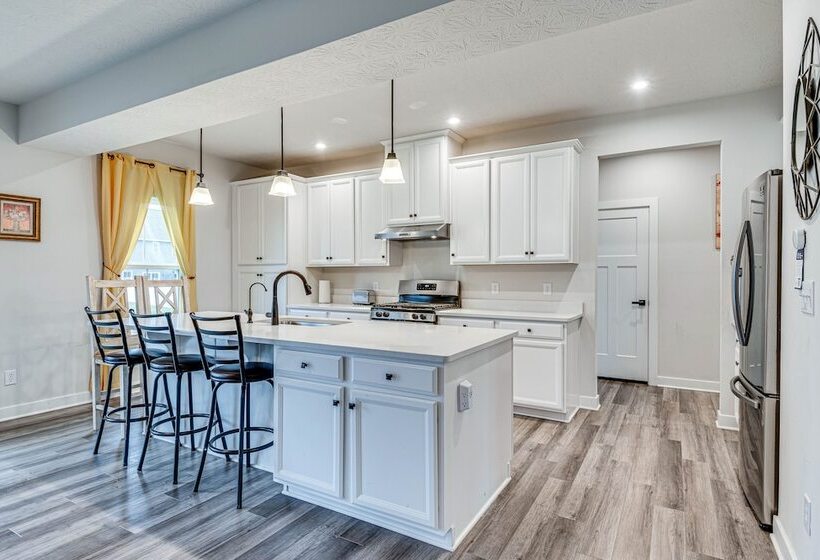 Bright Plainfield Home ~ 14 Mi To Indianapolis!