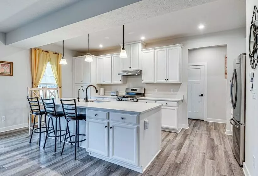 Bright Plainfield Home ~ 14 Mi To Indianapolis!