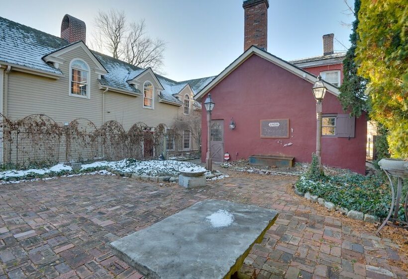 Central Lake Ontario Apartment, Walk To Town!