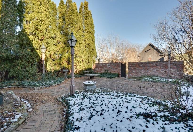 Central Lake Ontario Apartment, Walk To Town!