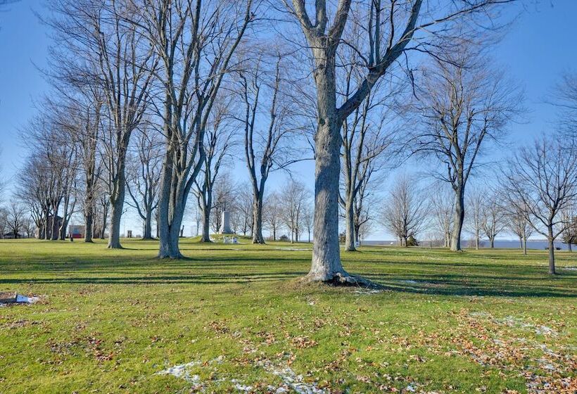 Central Lake Ontario Apartment, Walk To Town!