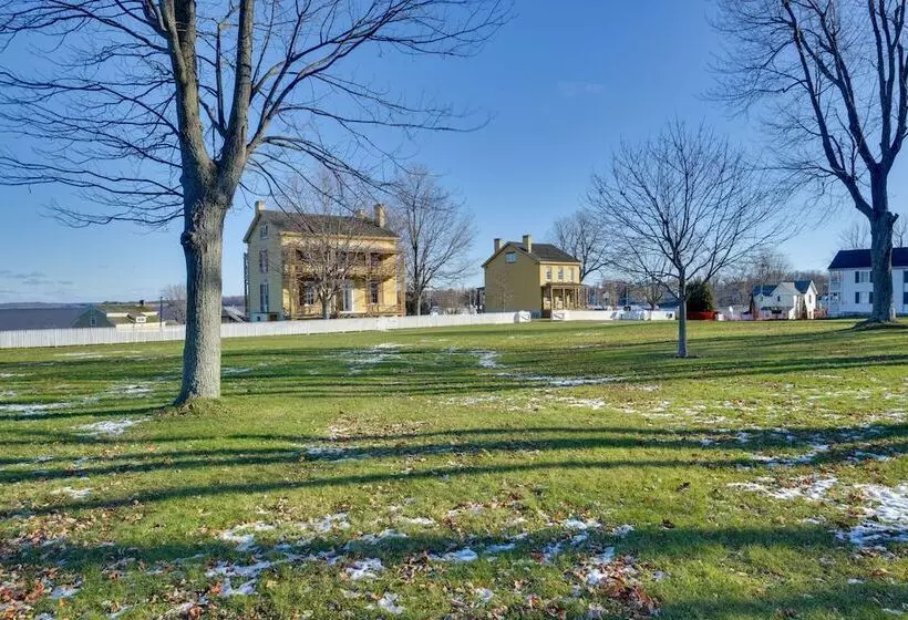 Central Lake Ontario Apartment, Walk To Town!