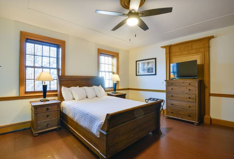 Central Lake Ontario Apartment, Walk To Town!