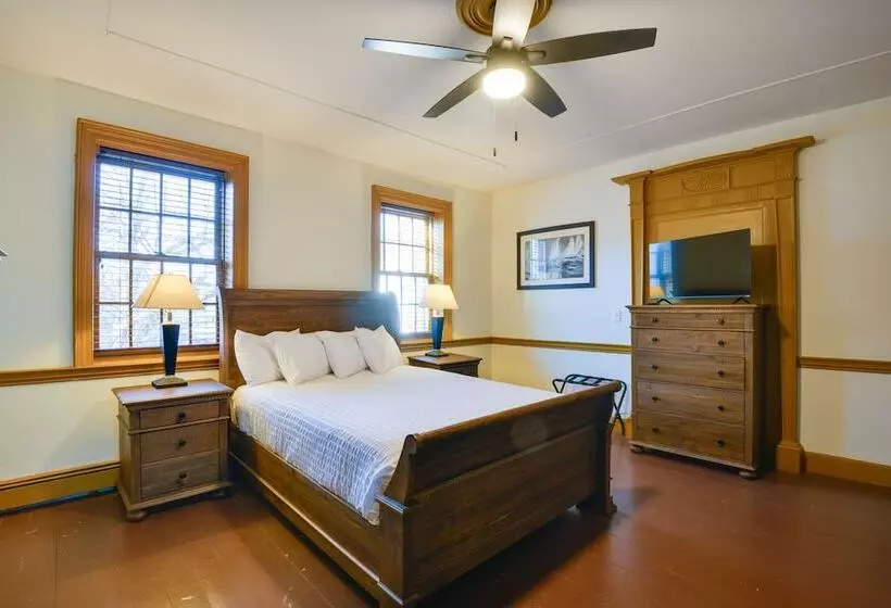 Central Lake Ontario Apartment, Walk To Town!