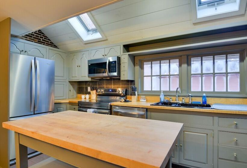 Central Lake Ontario Apartment, Walk To Town!