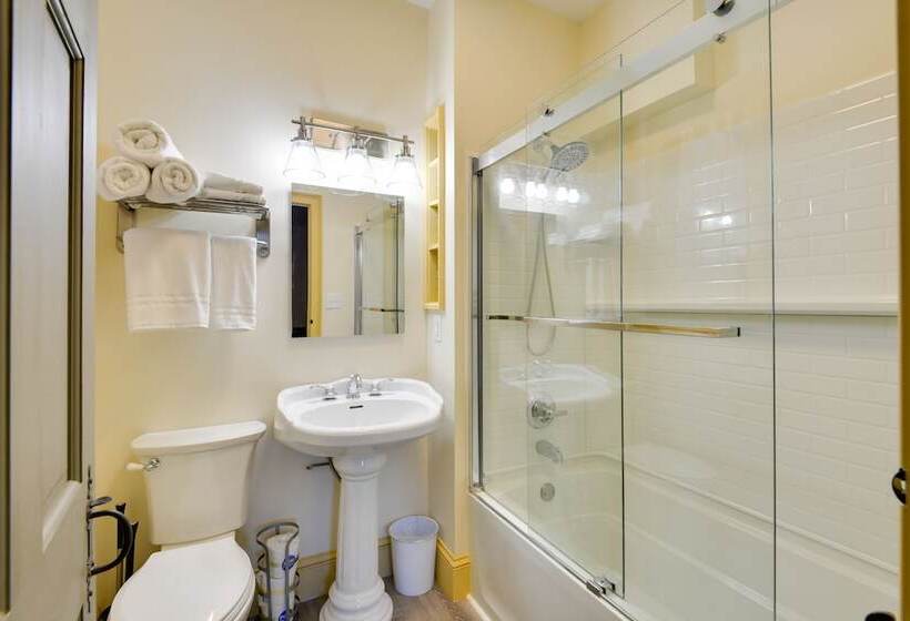 Central Lake Ontario Apartment, Walk To Town!