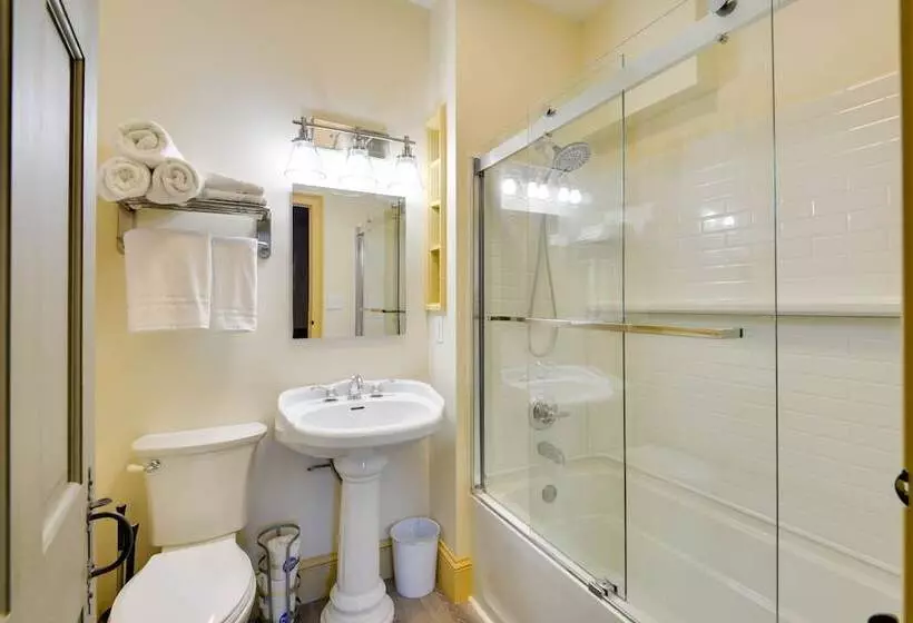 Central Lake Ontario Apartment, Walk To Town!