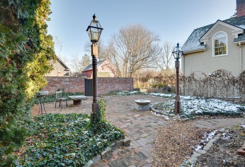 Central Lake Ontario Apartment, Walk To Town!