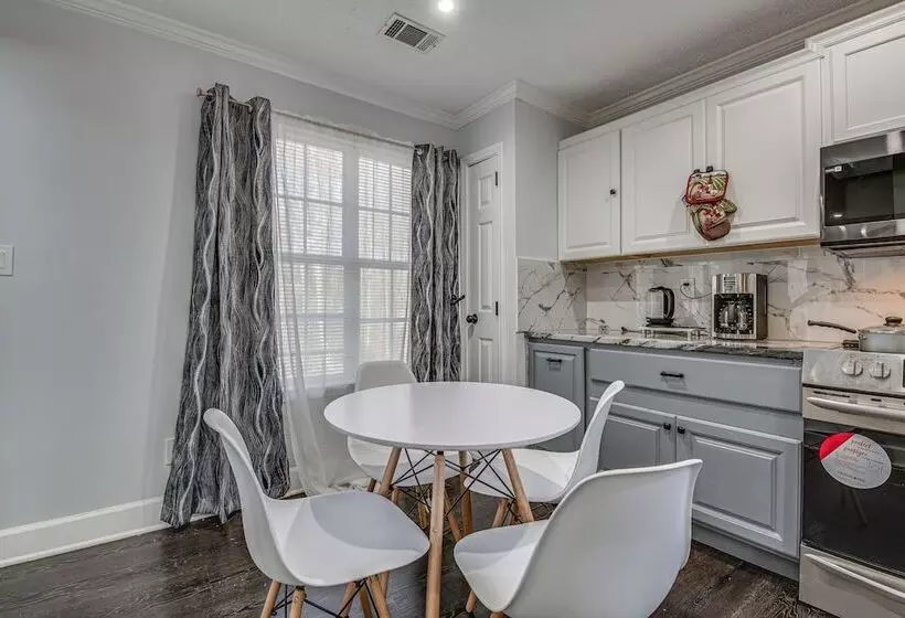 Modern College Park Home: 13 Mi To Dtwn Atlanta!