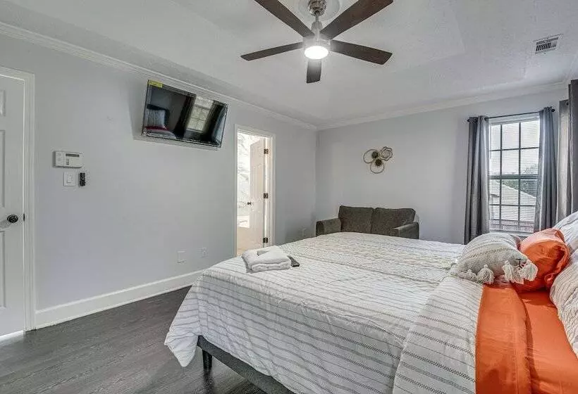 Modern College Park Home: 13 Mi To Dtwn Atlanta!