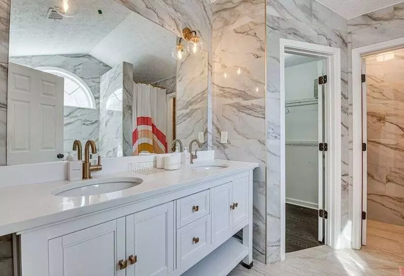Modern College Park Home: 13 Mi To Dtwn Atlanta!