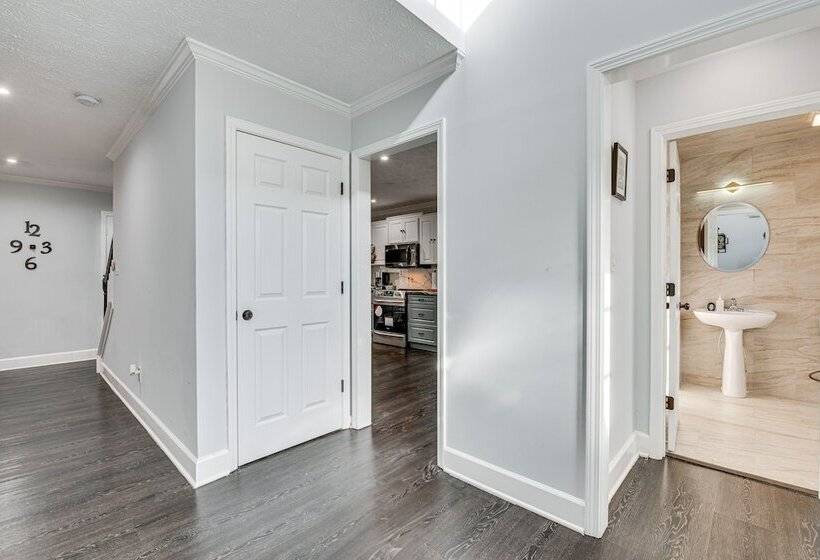 Modern College Park Home: 13 Mi To Dtwn Atlanta!