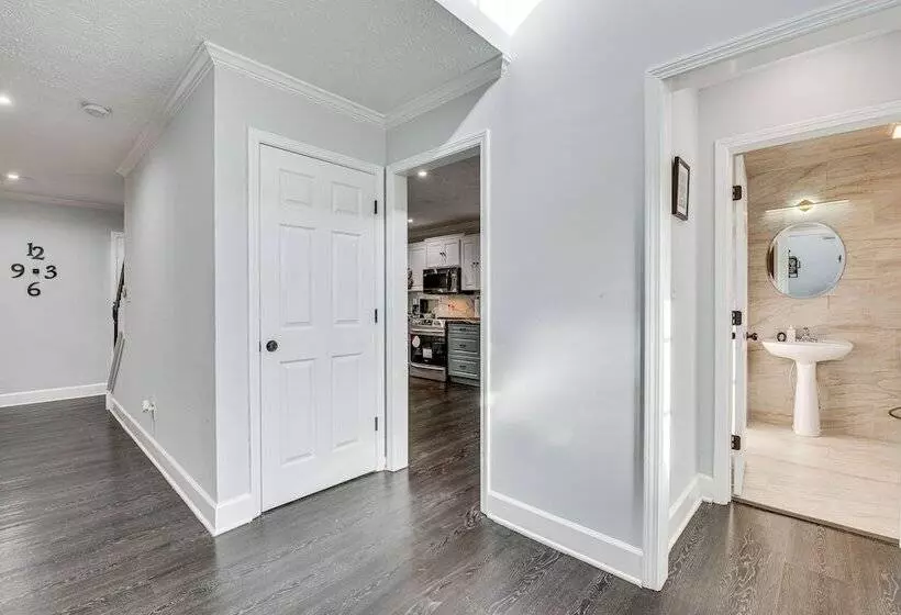 Modern College Park Home: 13 Mi To Dtwn Atlanta!