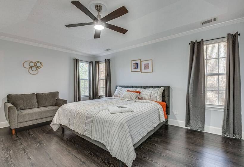 Modern College Park Home: 13 Mi To Dtwn Atlanta!