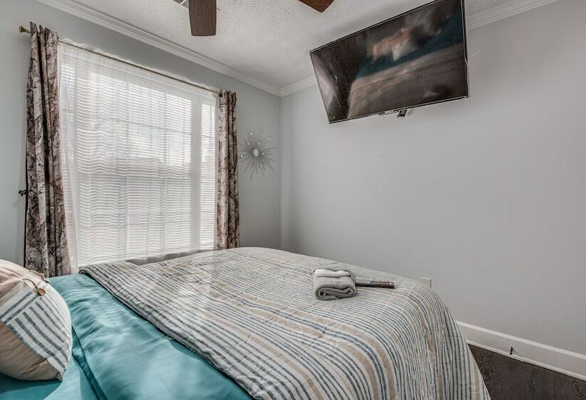 Modern College Park Home: 13 Mi To Dtwn Atlanta!