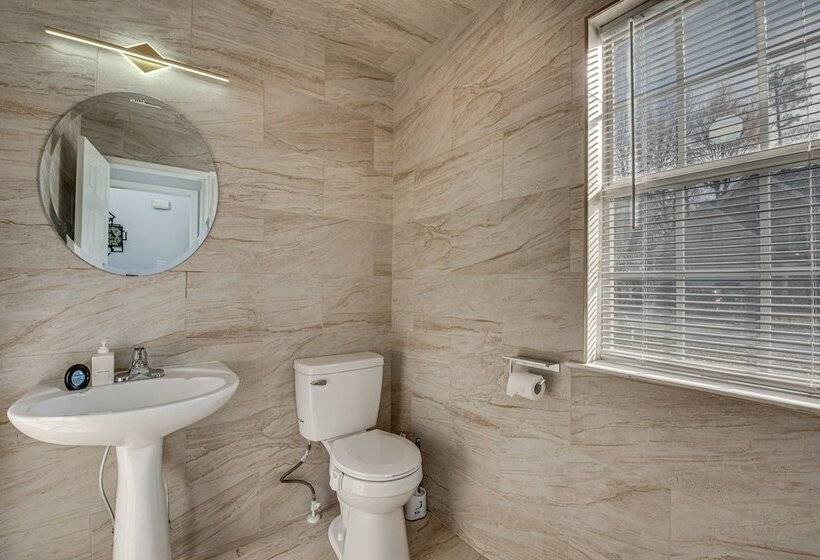 Modern College Park Home: 13 Mi To Dtwn Atlanta!