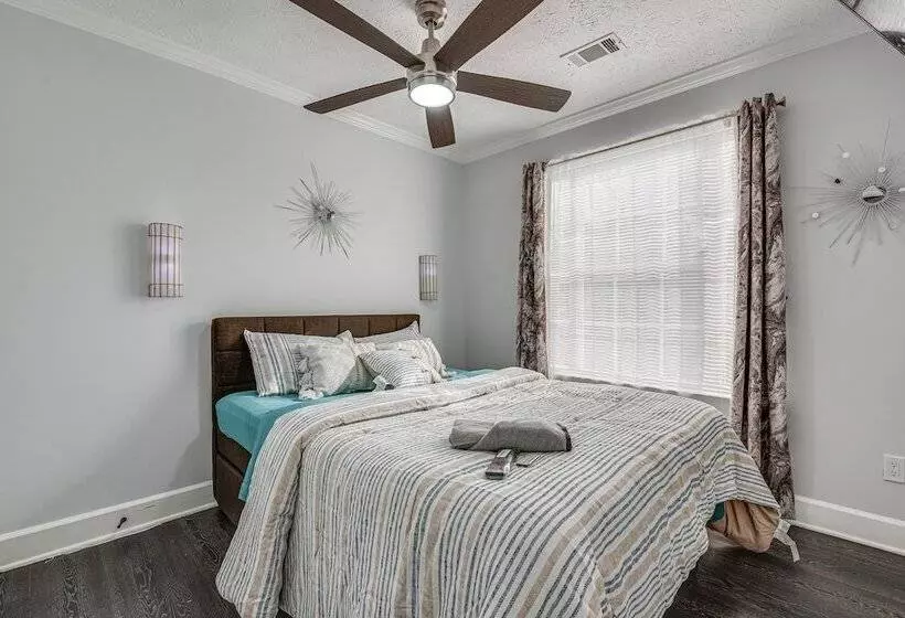 Modern College Park Home: 13 Mi To Dtwn Atlanta!