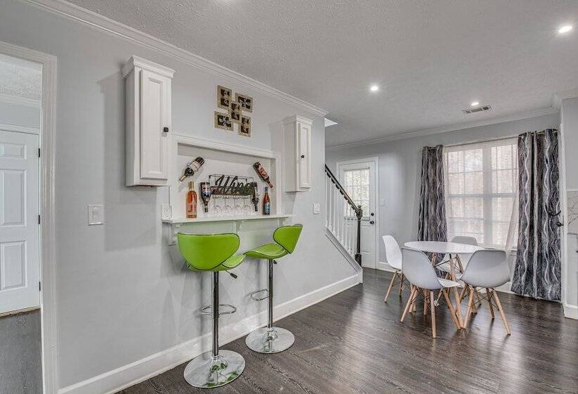 Modern College Park Home: 13 Mi To Dtwn Atlanta!