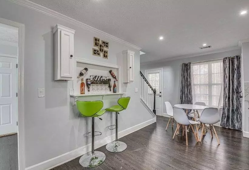 Modern College Park Home: 13 Mi To Dtwn Atlanta!