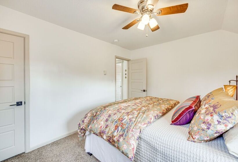 Colorado Springs Home: Balcony W/ Mountain Views!