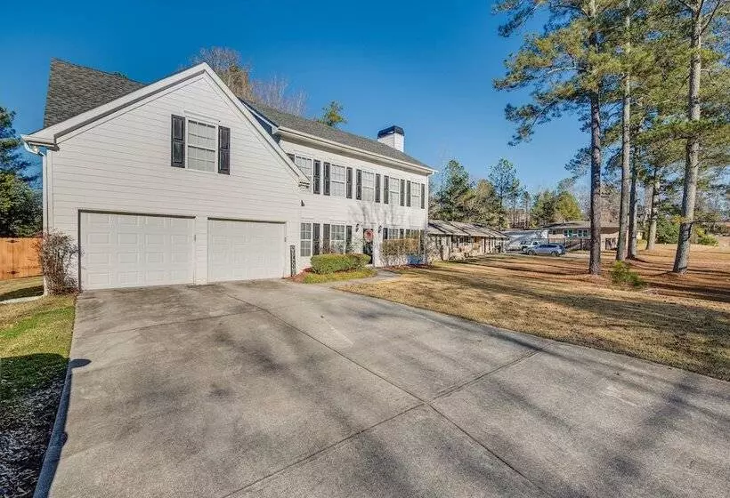 Cozy Georgia Retreat W/ Patio, Grill & Pool Access