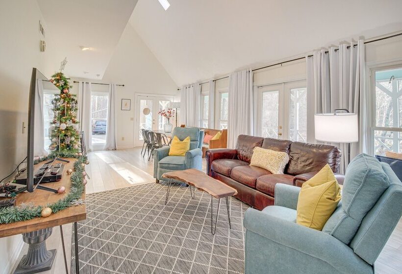 Dog Friendly Home Near Carters Lake W/ Amenities