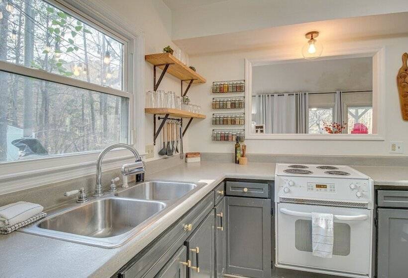 Dog Friendly Home Near Carters Lake W/ Amenities