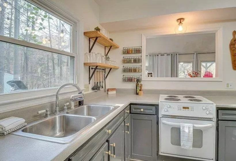 Dog Friendly Home Near Carters Lake W/ Amenities