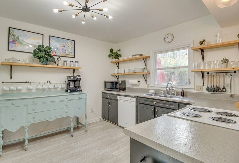 Dog Friendly Home Near Carters Lake W/ Amenities