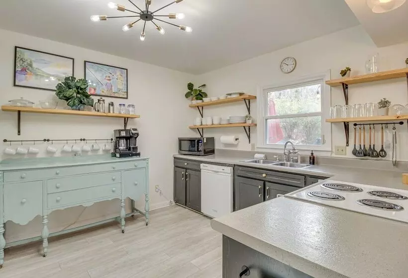 Dog Friendly Home Near Carters Lake W/ Amenities