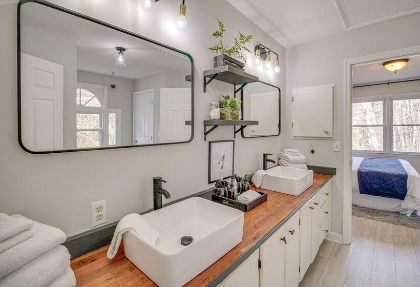 Dog Friendly Home Near Carters Lake W/ Amenities