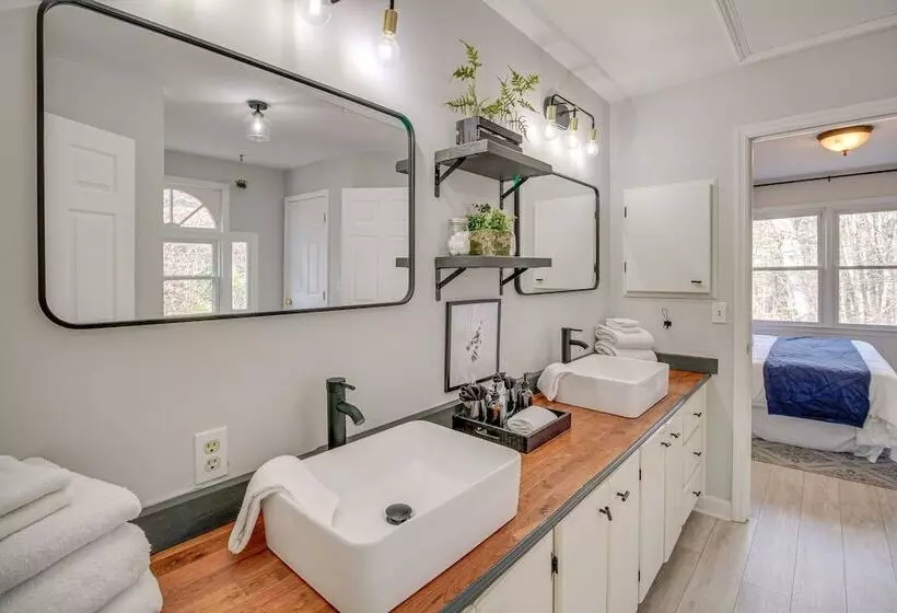 Dog Friendly Home Near Carters Lake W/ Amenities