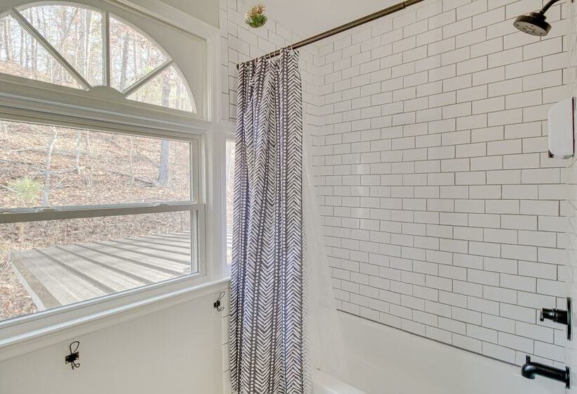 Dog Friendly Home Near Carters Lake W/ Amenities