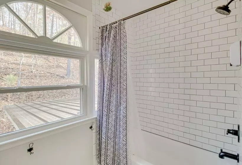 Dog Friendly Home Near Carters Lake W/ Amenities