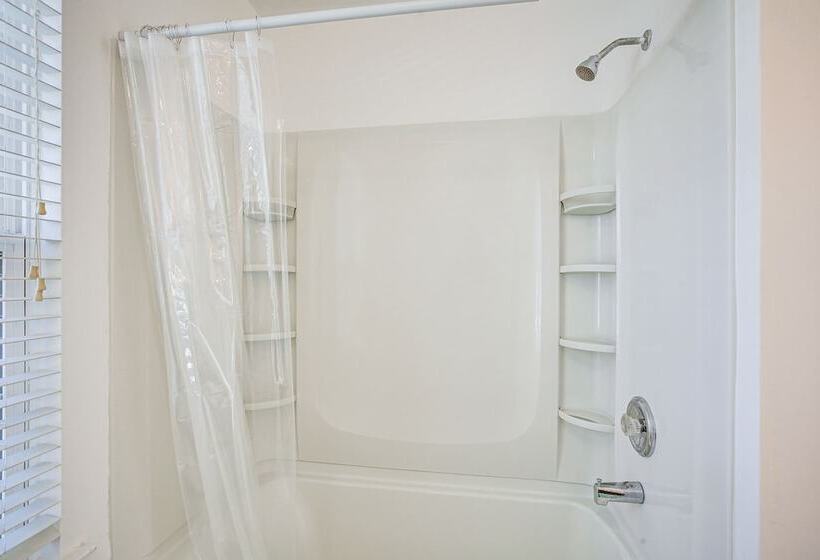 Egg Harbor Township Home: 11 Mi To Boardwalks!