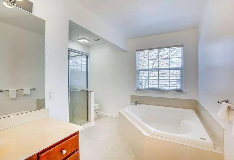 Egg Harbor Township Home: 11 Mi To Boardwalks!
