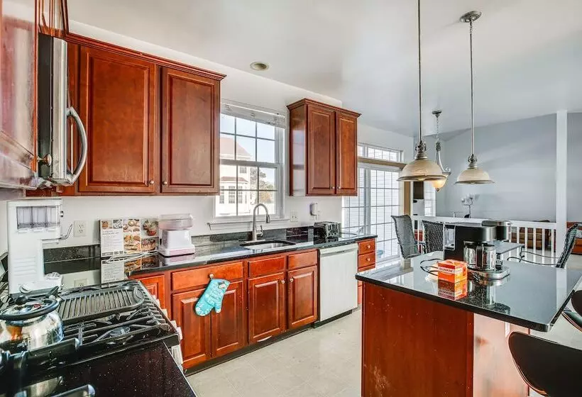 Egg Harbor Township Home: 11 Mi To Boardwalks!