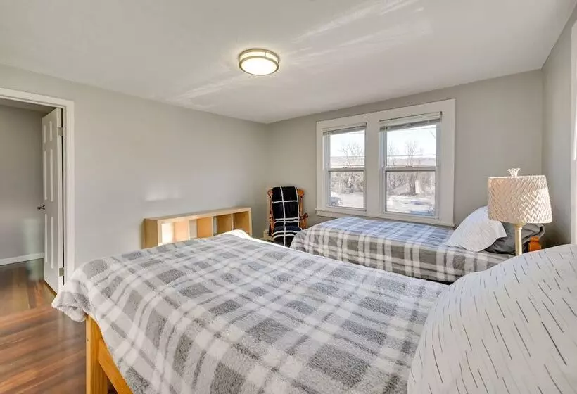 Family Friendly Avon Home: 10 Mi To Hartford!