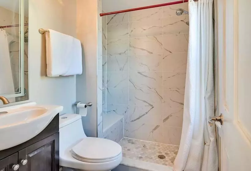 Family Friendly Avon Home: 10 Mi To Hartford!