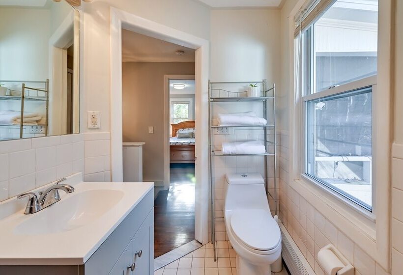 Family Friendly Avon Home: 10 Mi To Hartford!