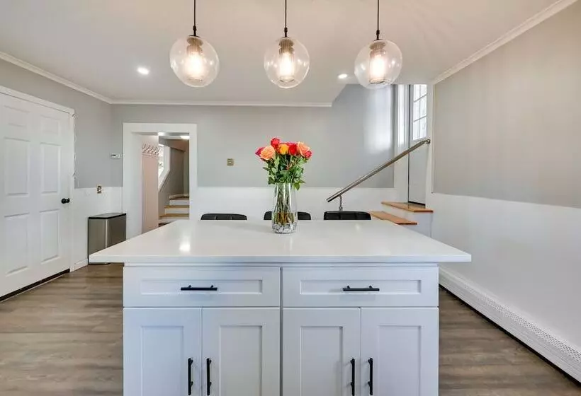 Family Friendly Avon Home: 10 Mi To Hartford!