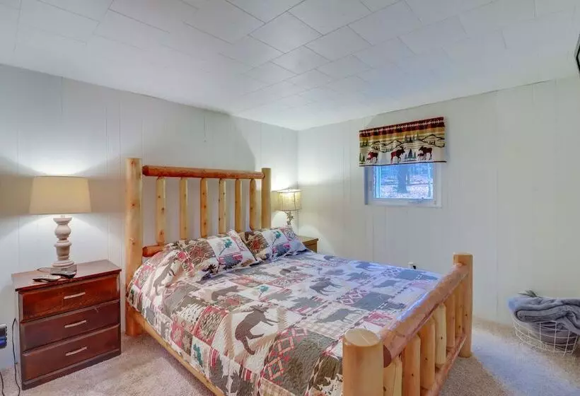 Family Friendly Pocono Lake Cabin W/ Fire Pit!