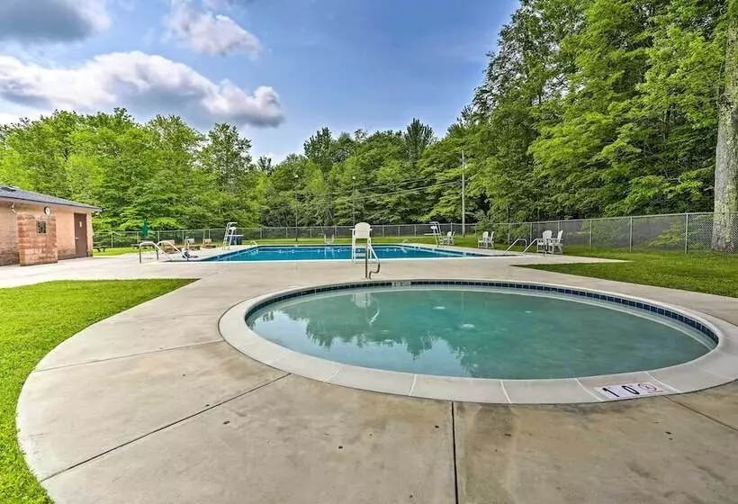 Family Friendly Pocono Lake Cabin W/ Fire Pit!