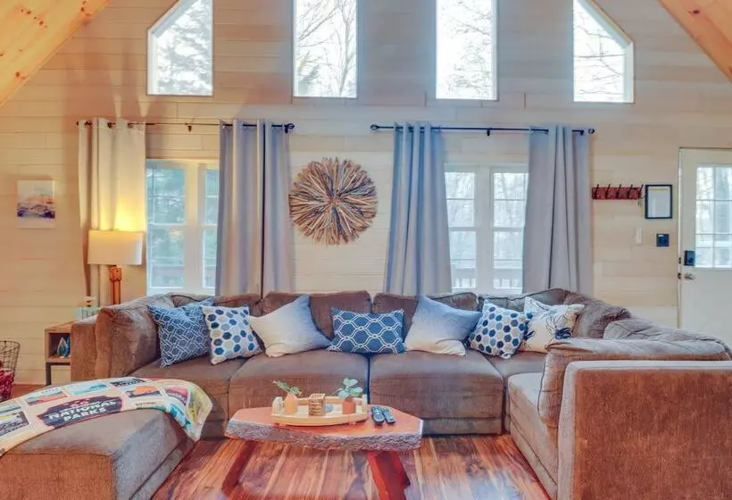 Family Friendly Pocono Lake Cabin W/ Fire Pit!